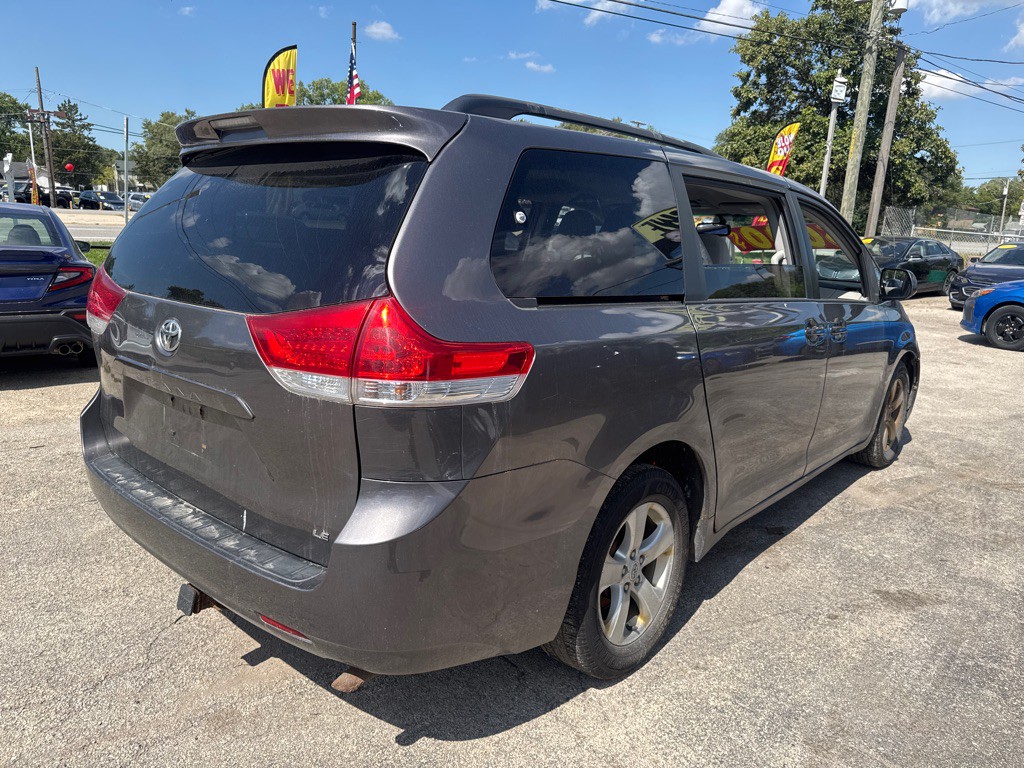 2011 Toyota Sienna Image 4