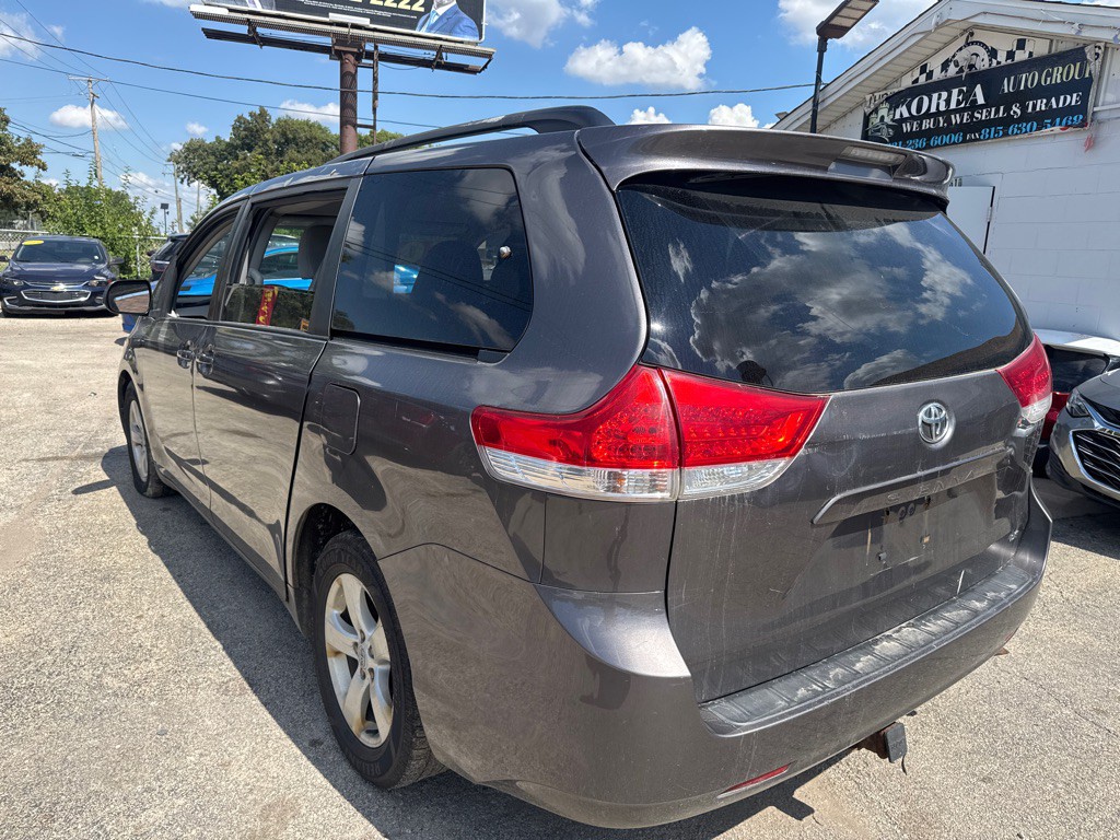 2011 Toyota Sienna Image 5