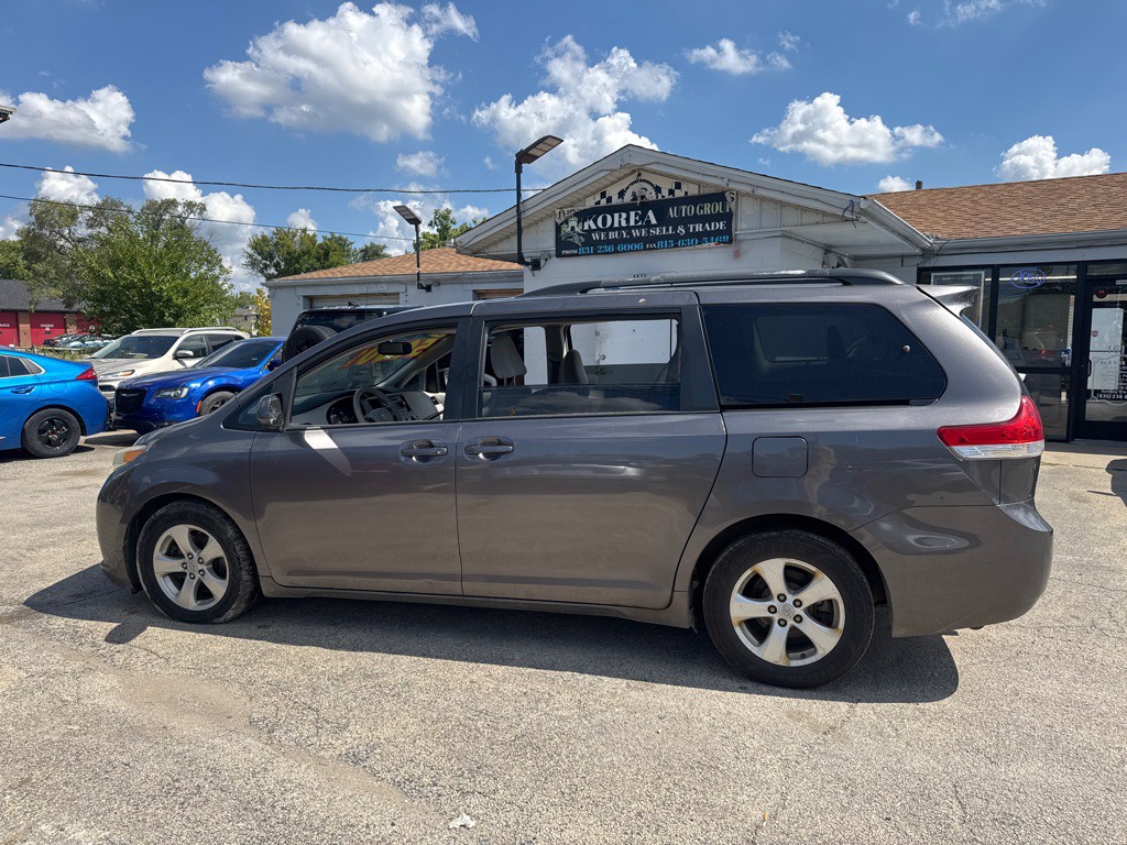 2011 Toyota Sienna Image 6