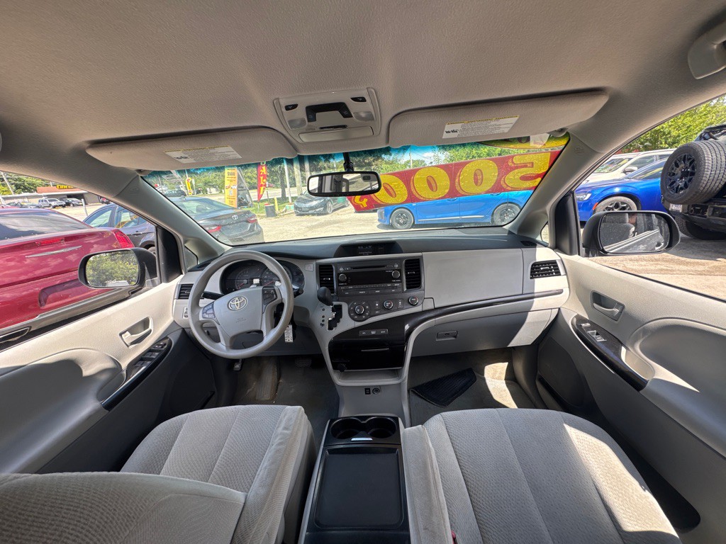 2011 Toyota Sienna Image 7