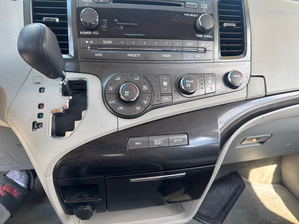 2011 Toyota Sienna Image 12