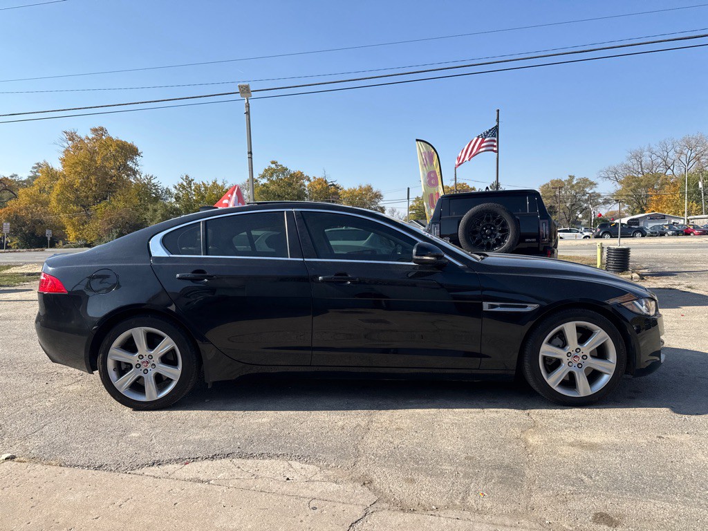 2018 Jaguar XE Image 3