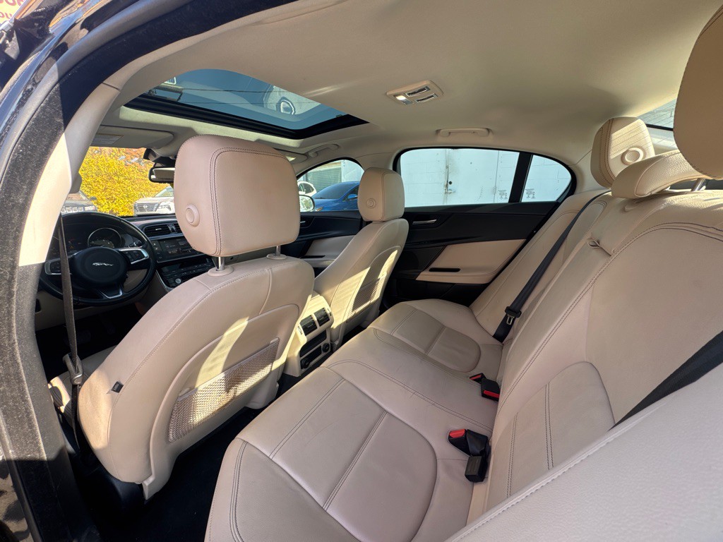 2018 Jaguar XE Image 7