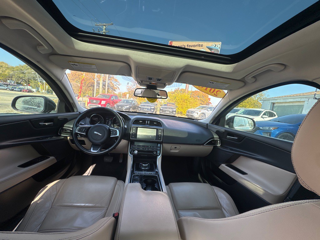 2018 Jaguar XE Image 8