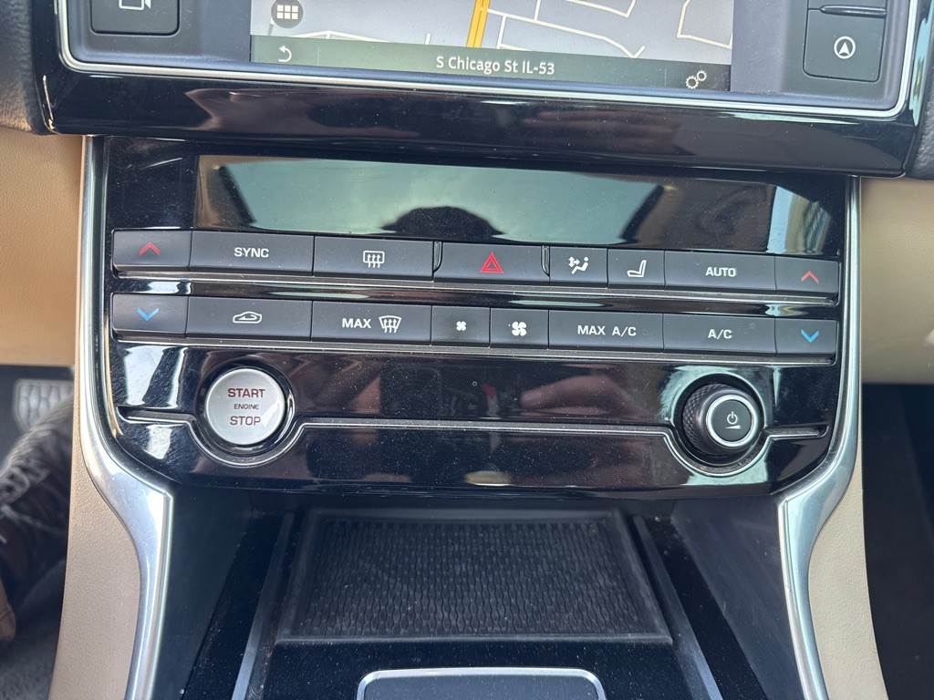 2018 Jaguar XE Image 13