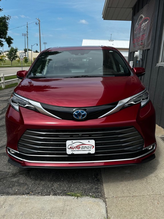2023 Toyota Sienna Image 2