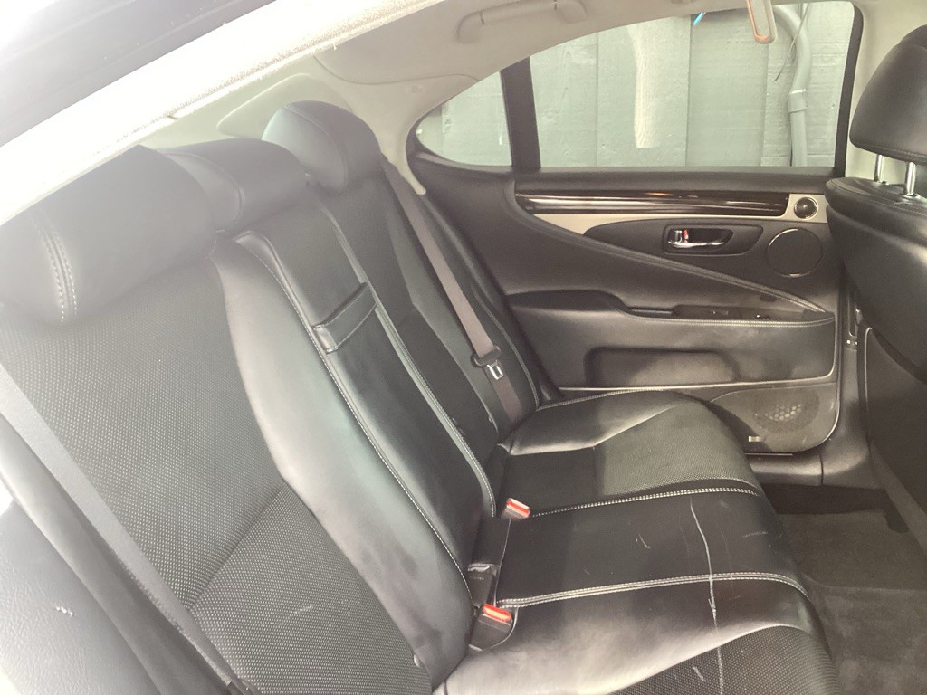 2015 Lexus LS Image 4