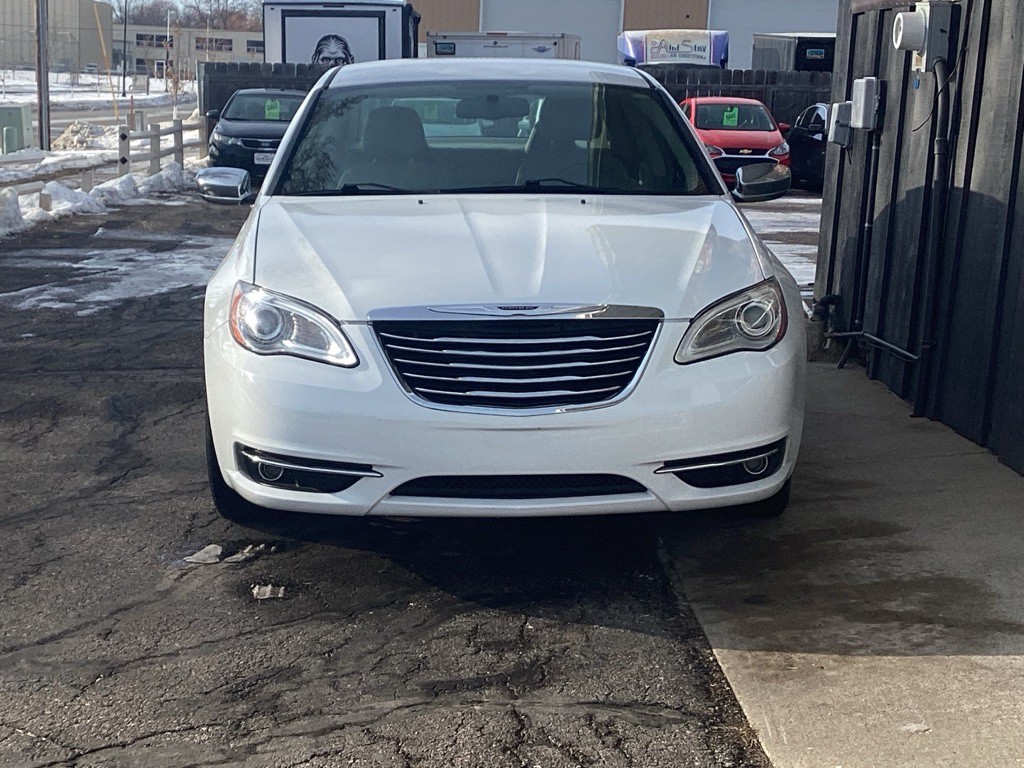 2014 Chrysler 200 Image 2