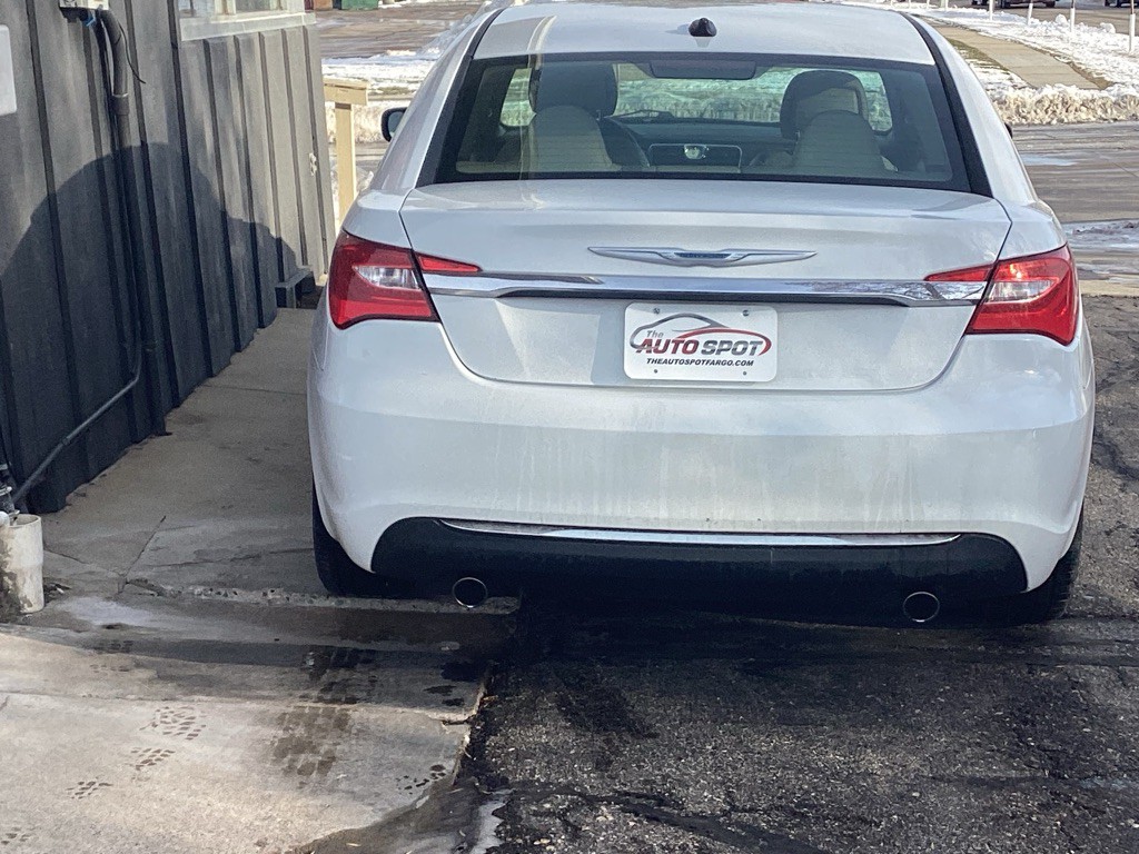 2014 Chrysler 200 Image 3