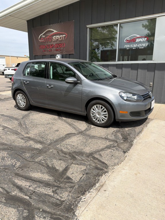 2011 Volkswagen Golf Image 2