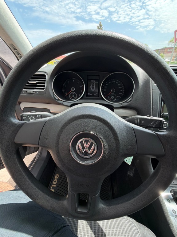 2011 Volkswagen Golf Image 5