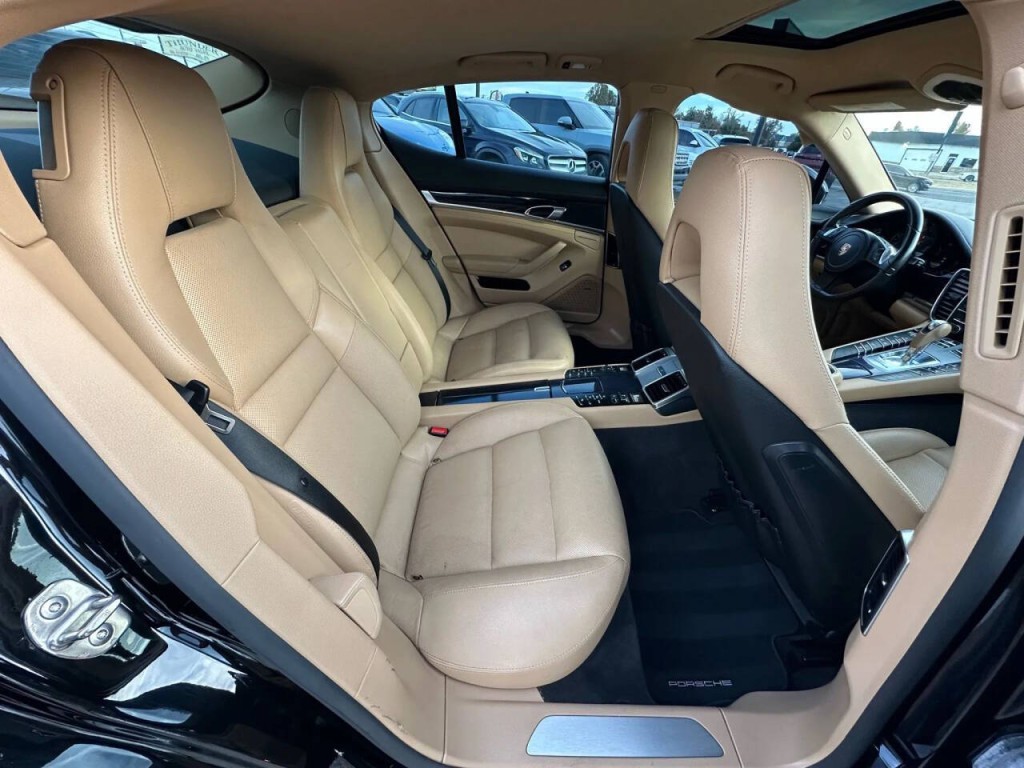 2015 Porsche Panamera Image 14