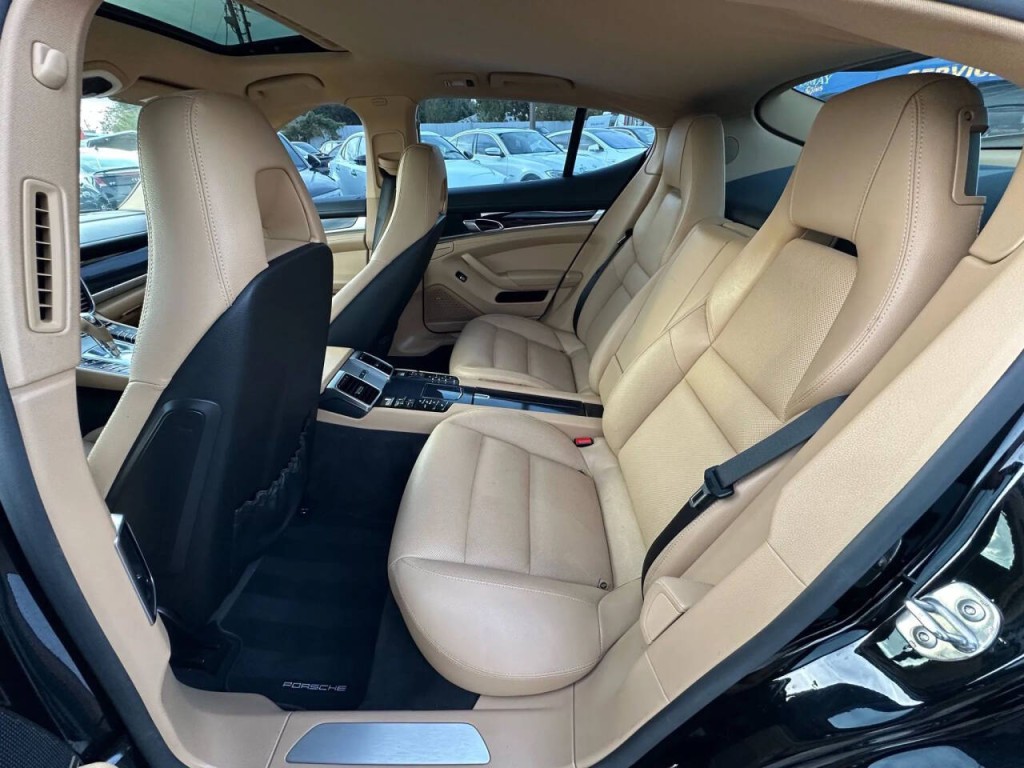 2015 Porsche Panamera Image 16