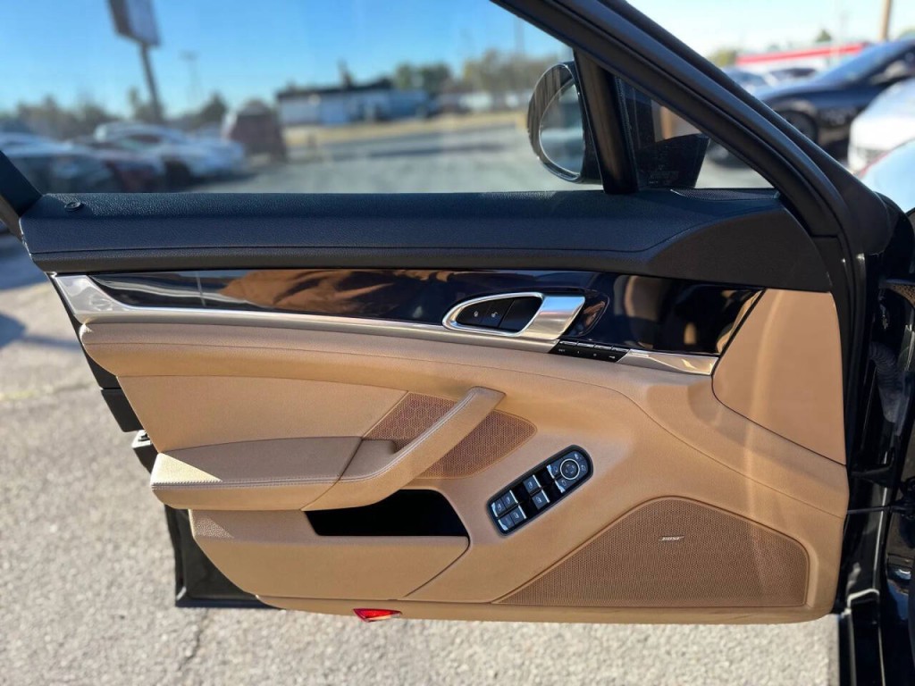 2015 Porsche Panamera Image 19