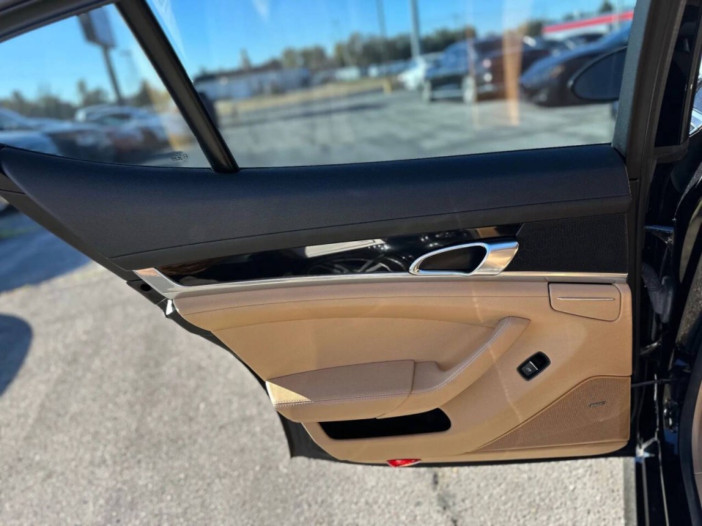 2015 Porsche Panamera Image 20