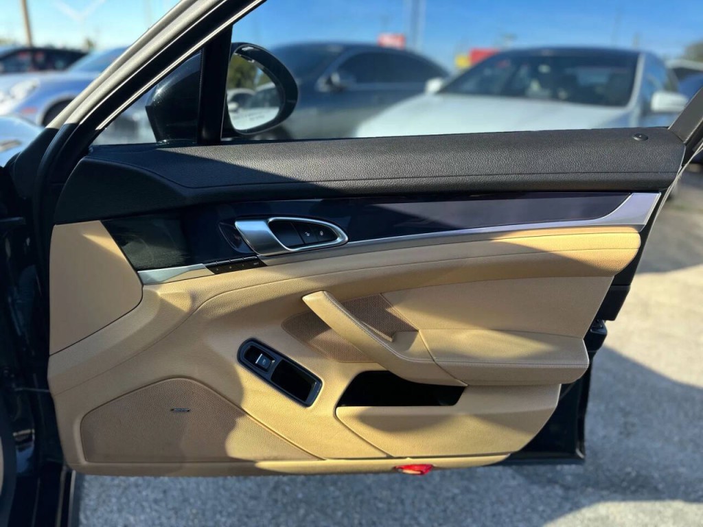 2015 Porsche Panamera Image 21