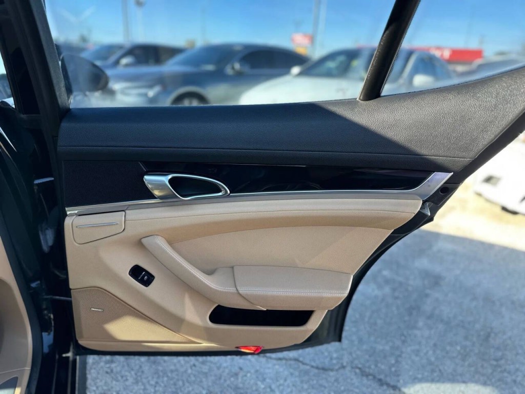 2015 Porsche Panamera Image 22