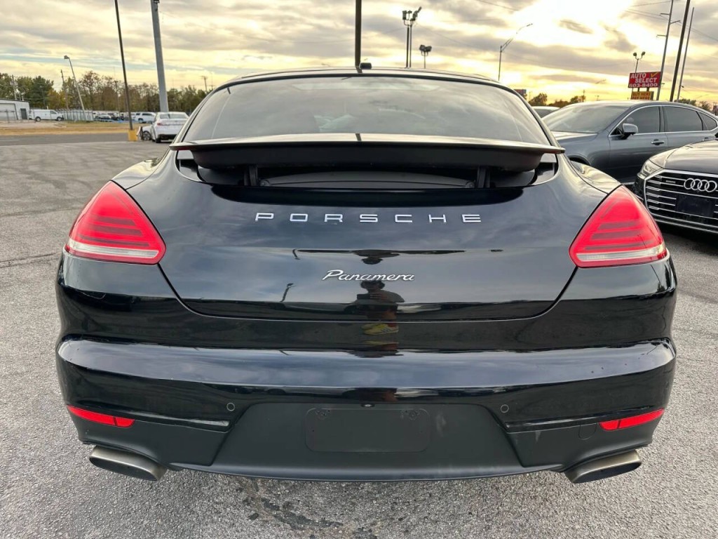 2015 Porsche Panamera Image 32