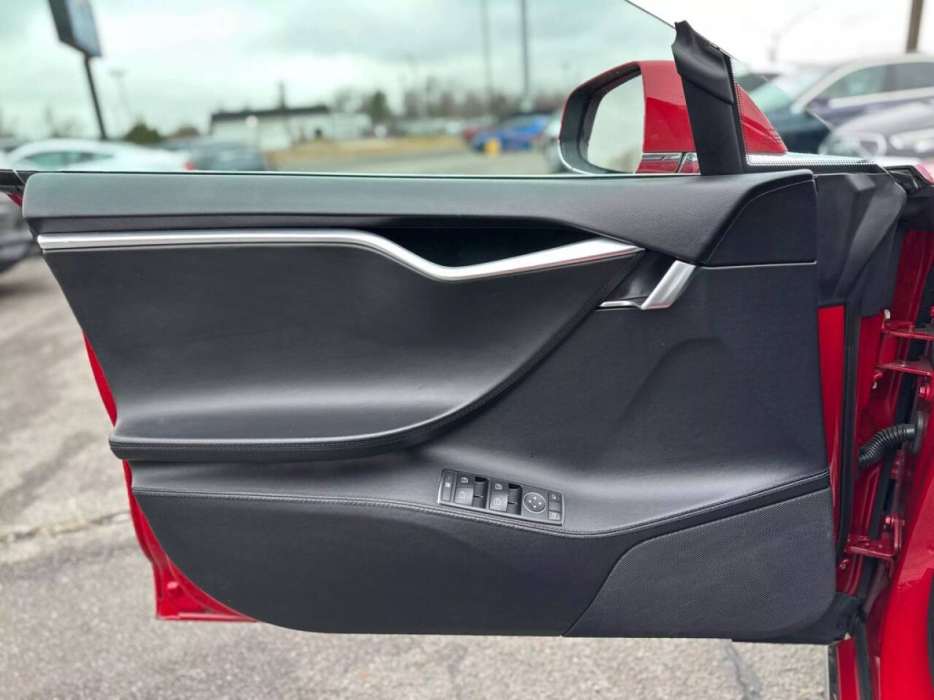 2013 Tesla Model S Image 21
