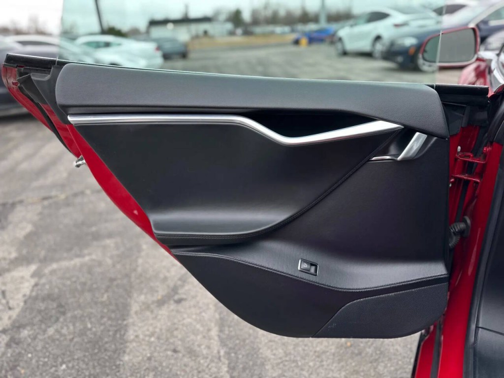 2013 Tesla Model S Image 22