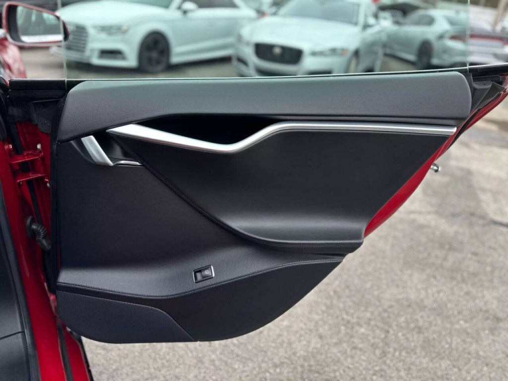 2013 Tesla Model S Image 24
