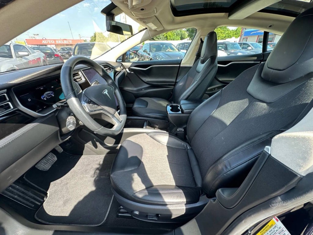2014 Tesla Model S Image 12
