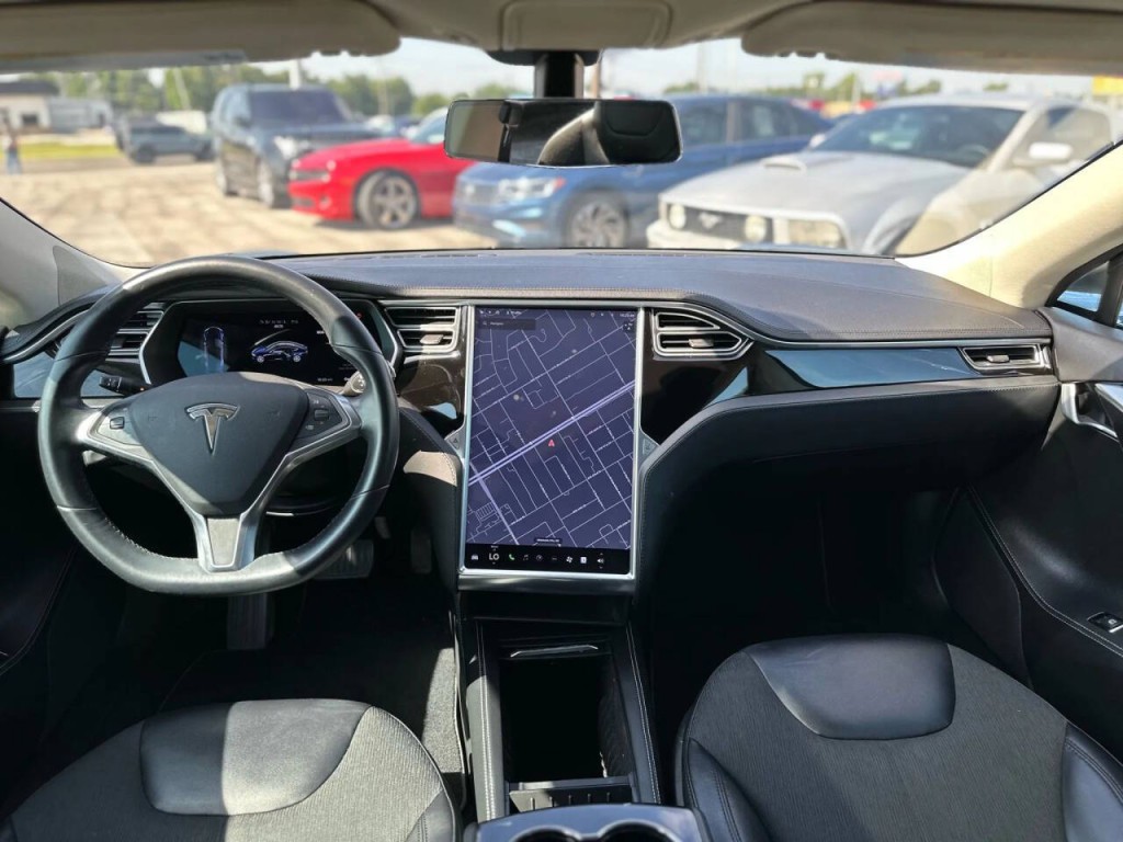 2014 Tesla Model S Image 14