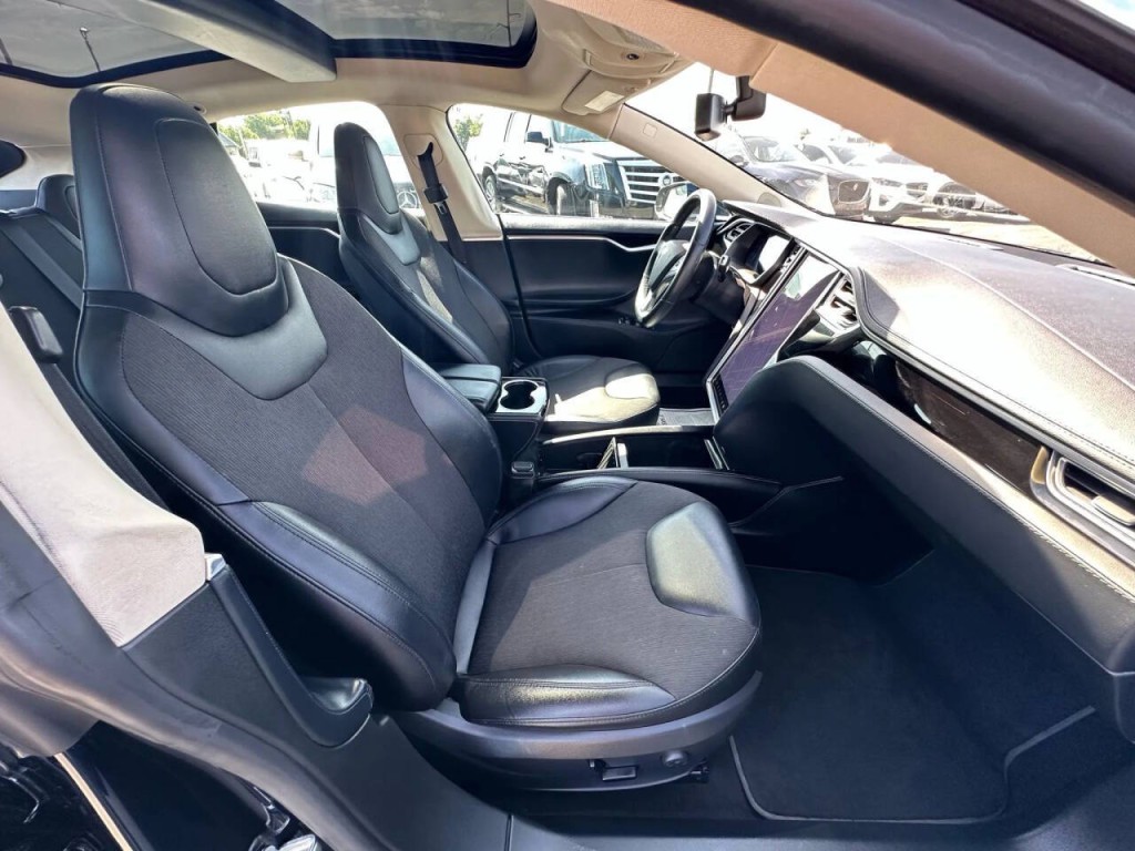 2014 Tesla Model S Image 15