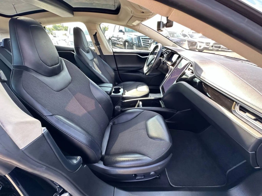 2014 Tesla Model S Image 16