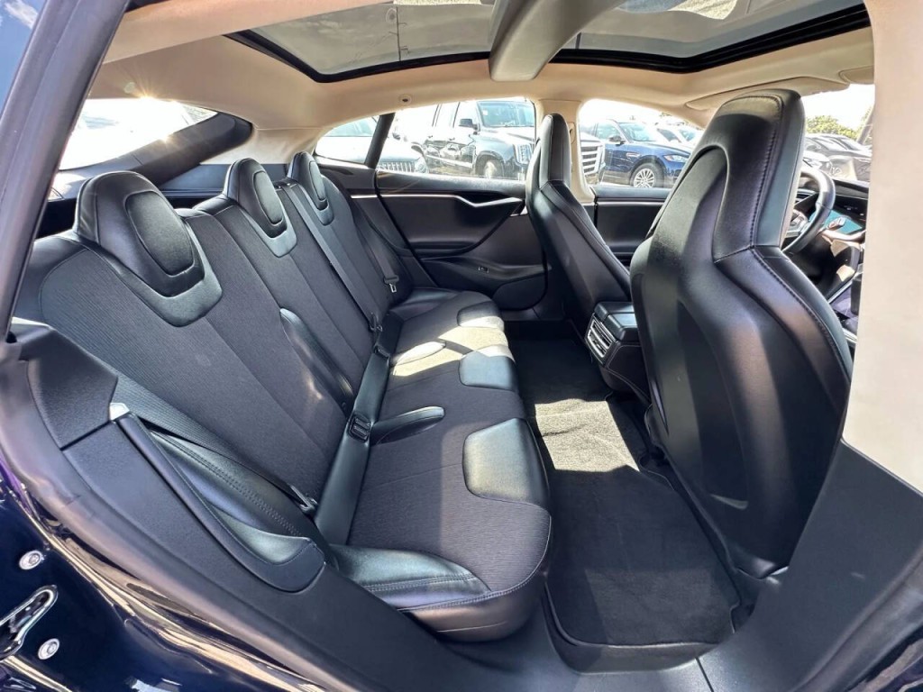 2014 Tesla Model S Image 17