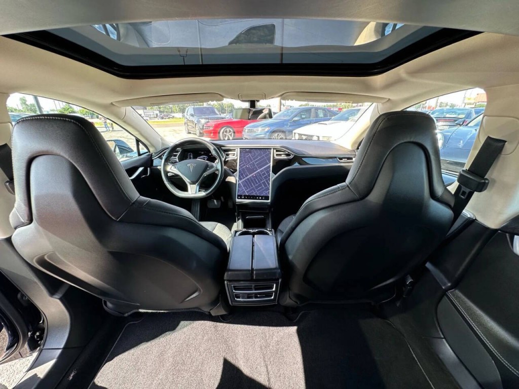 2014 Tesla Model S Image 18