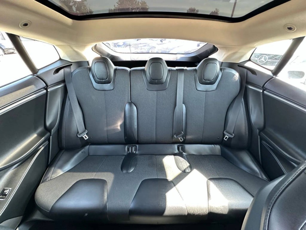 2014 Tesla Model S Image 19