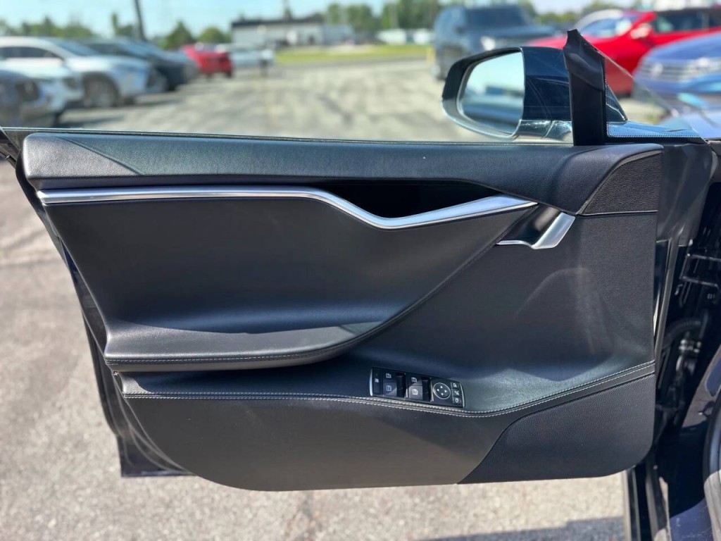 2014 Tesla Model S Image 23