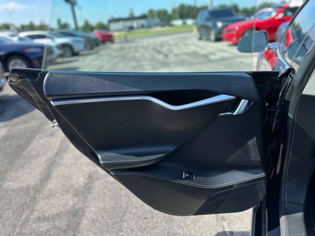 2014 Tesla Model S Image 24