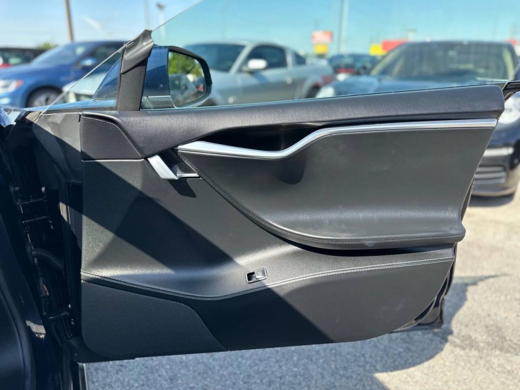 2014 Tesla Model S Image 25