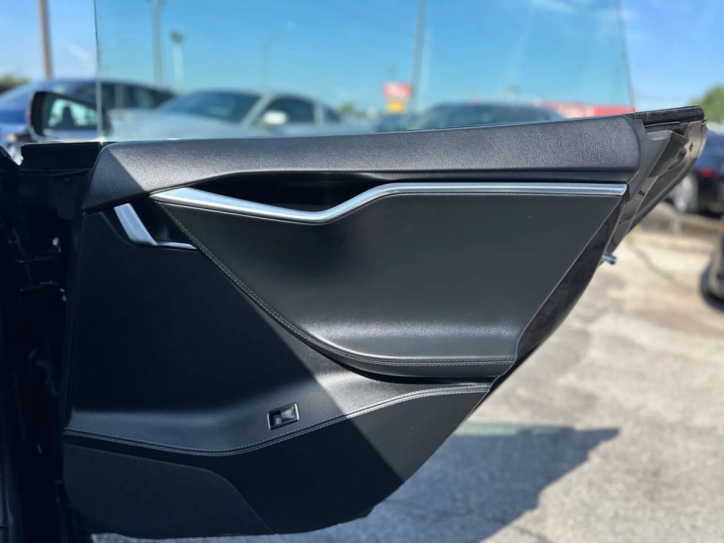 2014 Tesla Model S Image 26