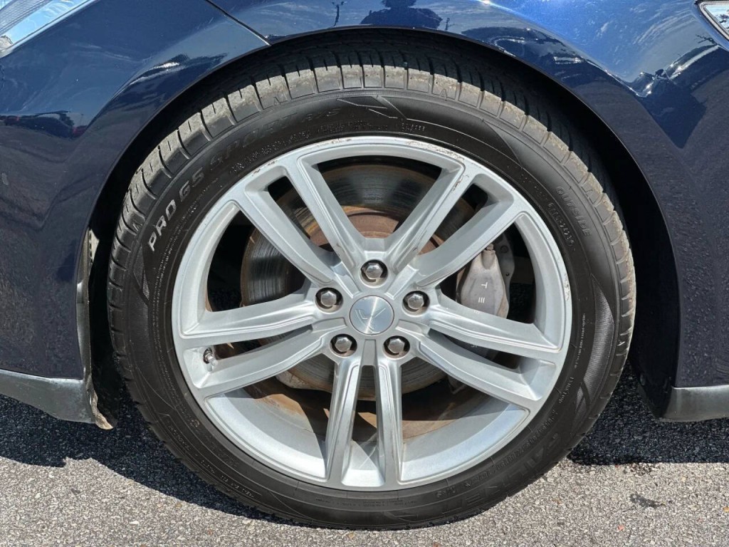 2014 Tesla Model S Image 30