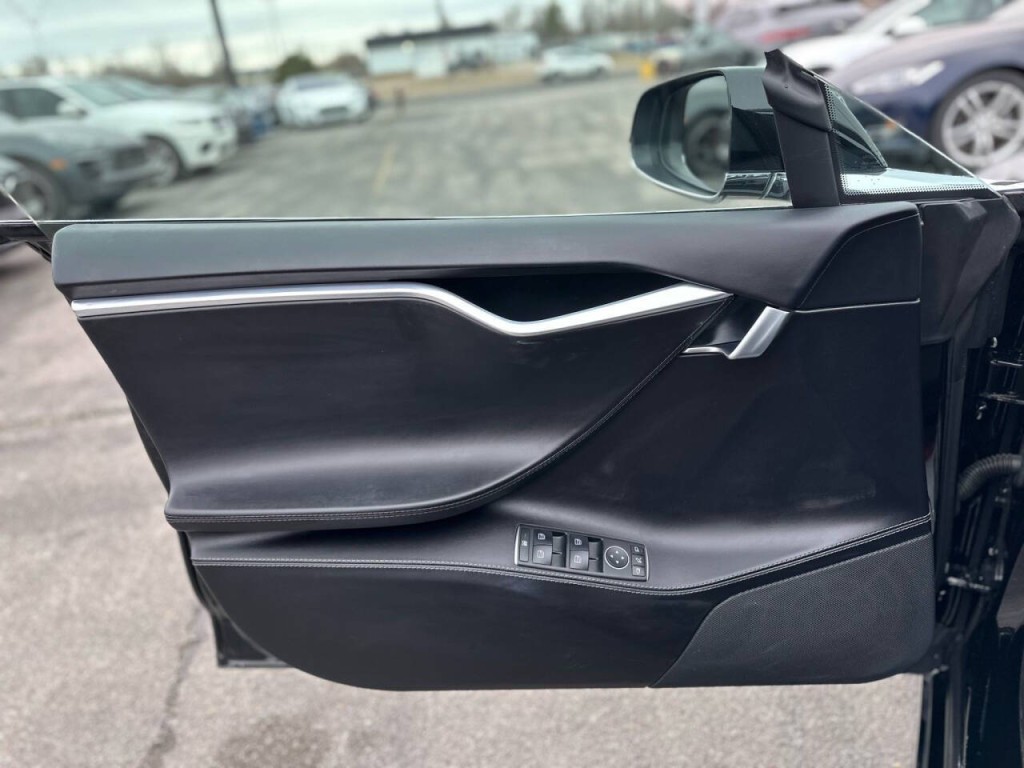 2017 Tesla Model S Image 24