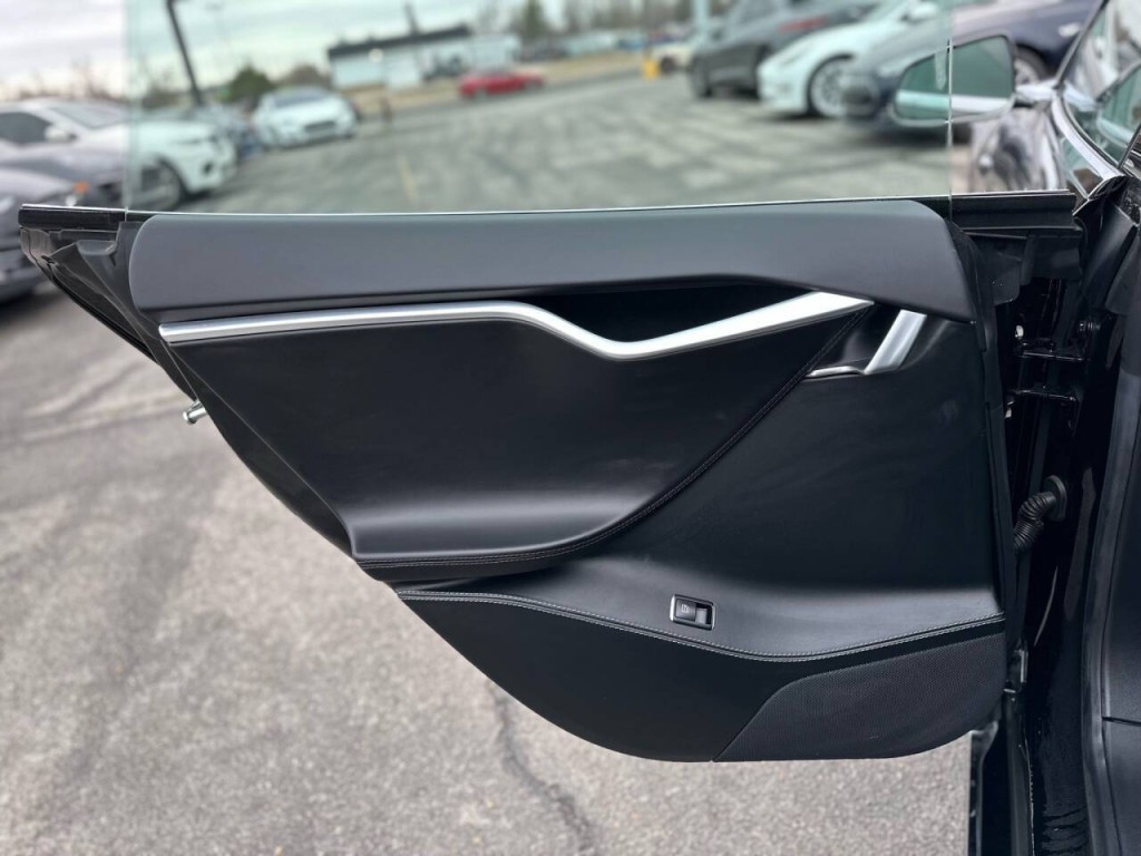 2017 Tesla Model S Image 25