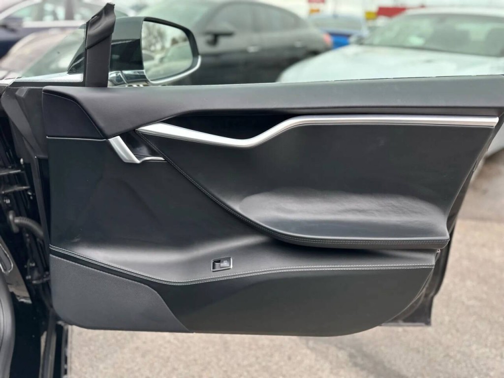 2017 Tesla Model S Image 26
