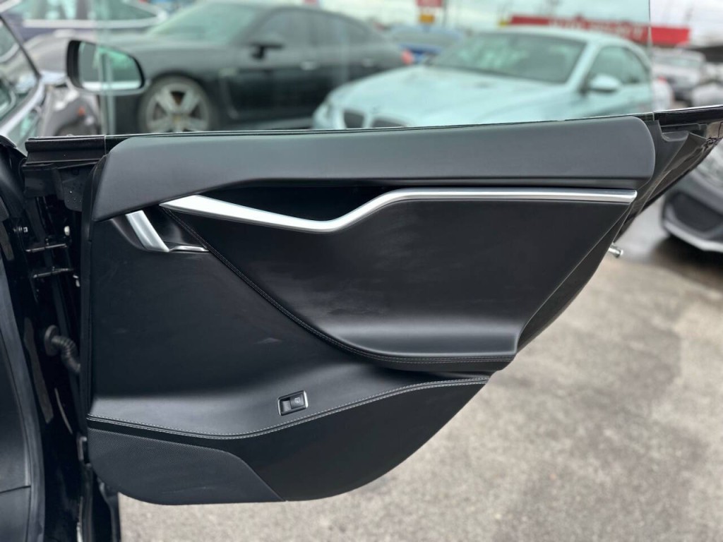 2017 Tesla Model S Image 27
