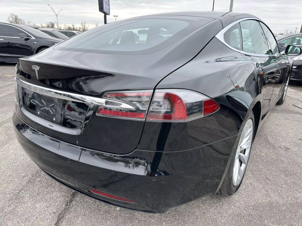 2017 Tesla Model S Image 35