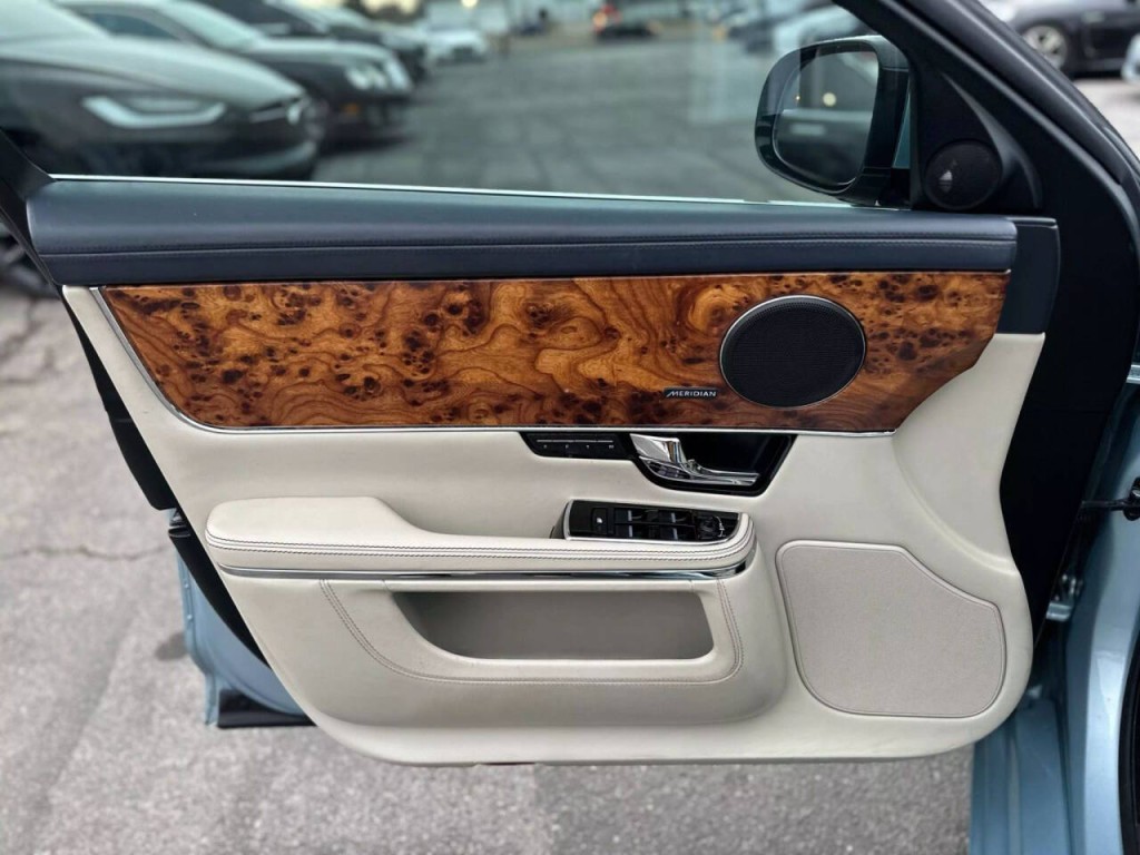2013 Jaguar XJ Image 74