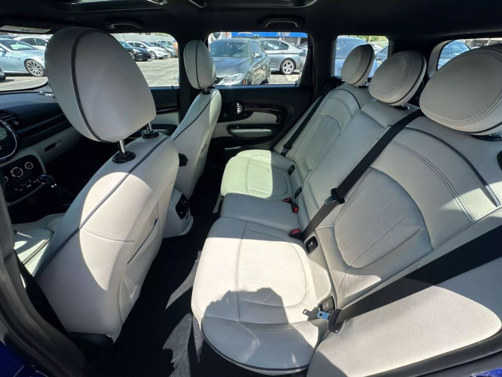 2019 MINI Cooper Clubman Image 17