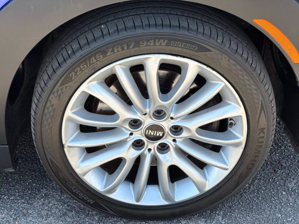 2019 MINI Cooper Clubman Image 24