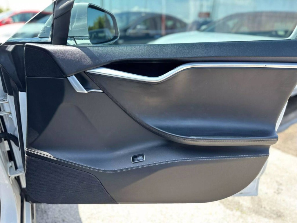 2014 Tesla Model S Image 25