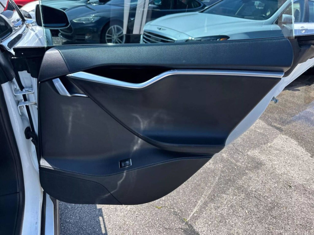 2014 Tesla Model S Image 26