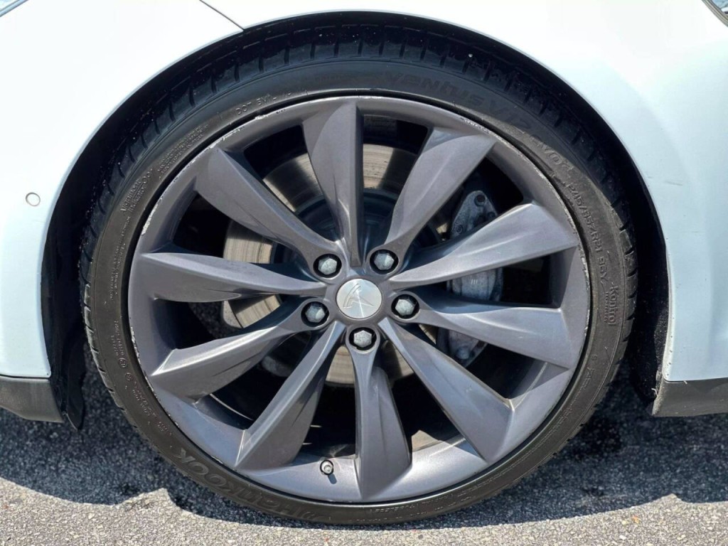 2014 Tesla Model S Image 27