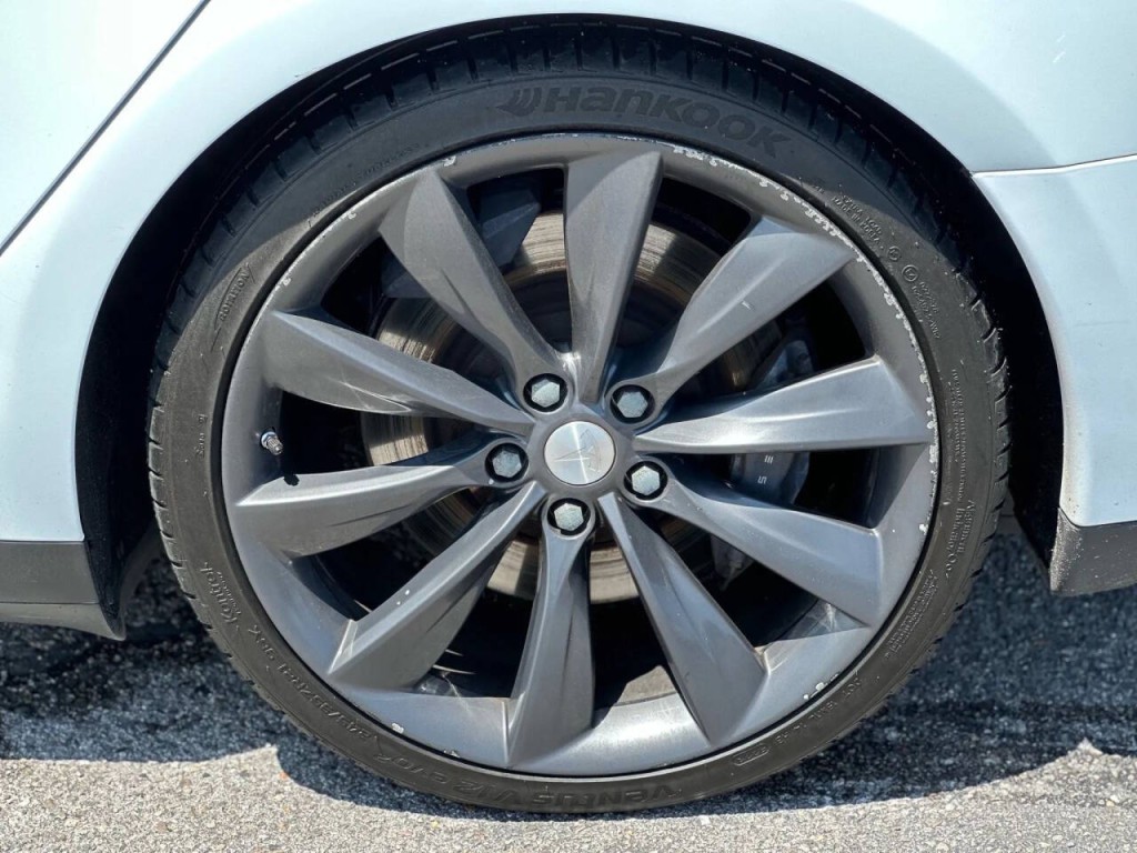 2014 Tesla Model S Image 28