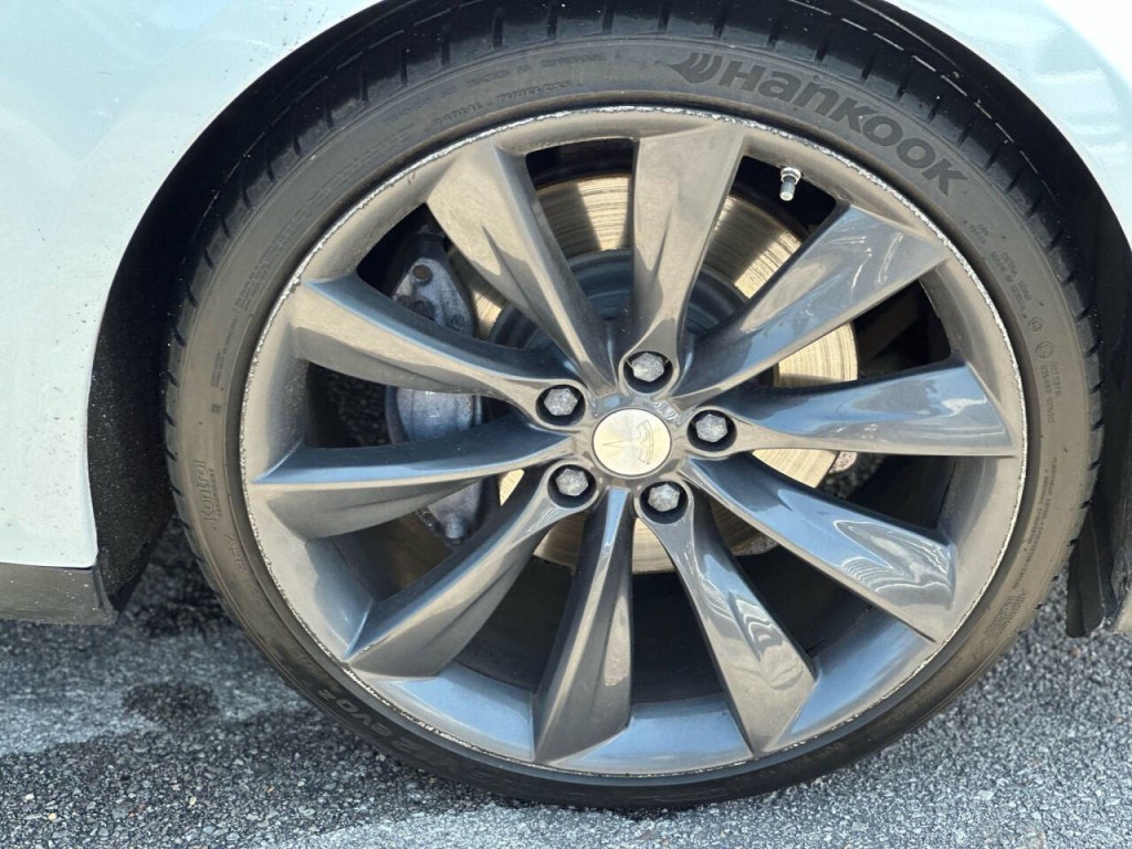 2014 Tesla Model S Image 30